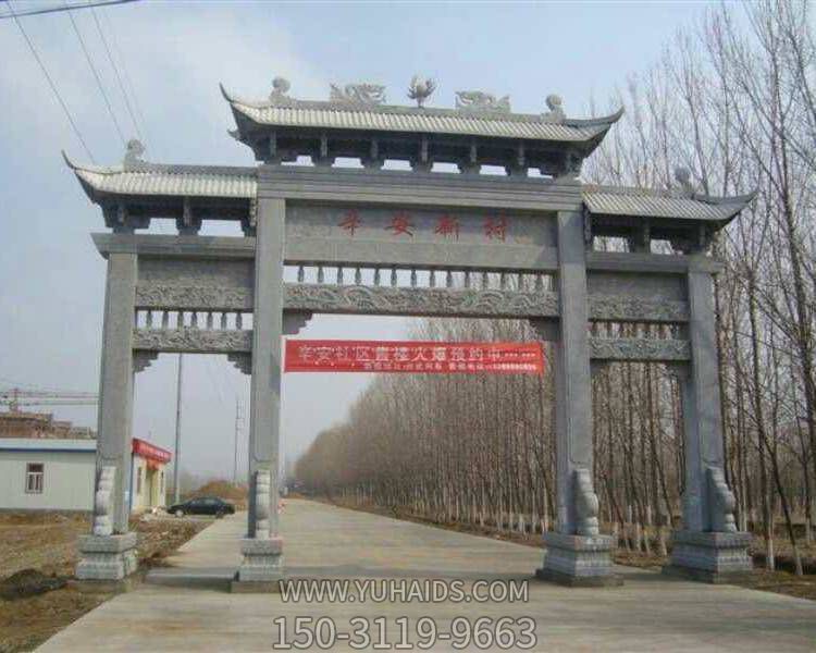 三间四柱仿古牌楼，青石村口入村牌坊博鱼网页版