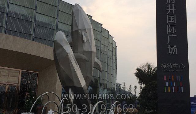 广场两只跳跃的不锈钢海豚博鱼网页版