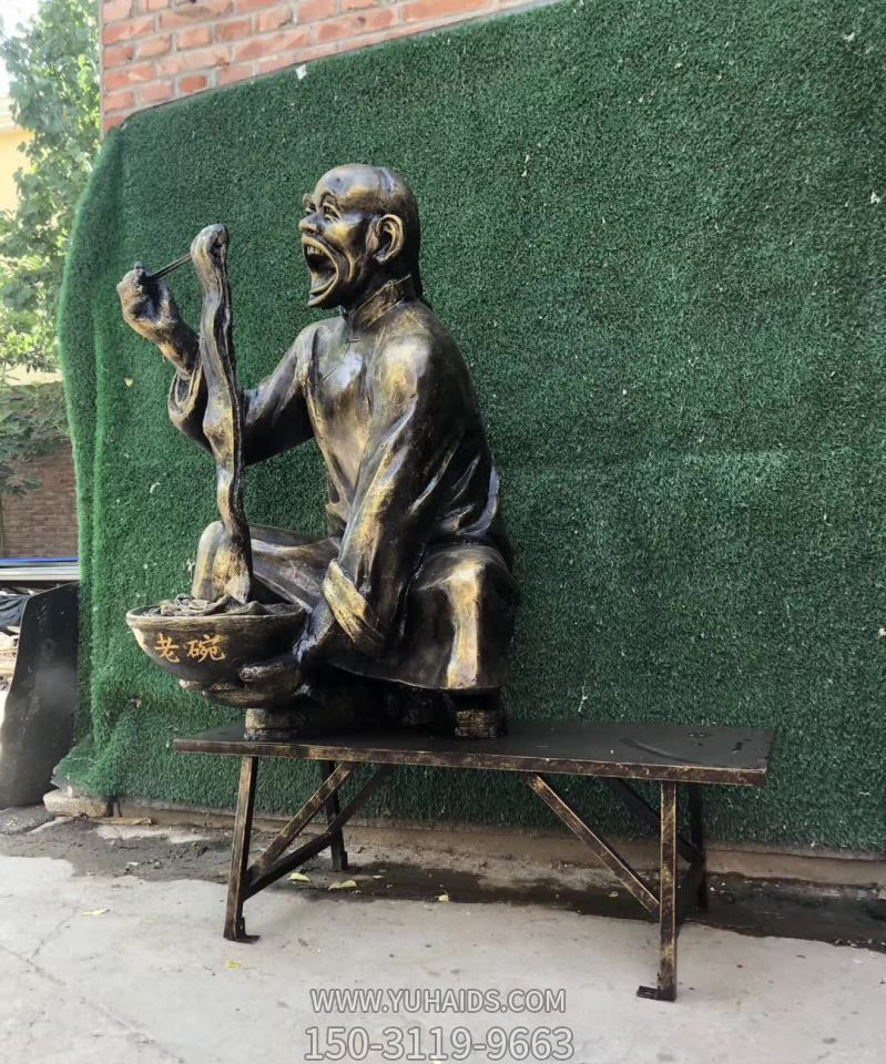 商店门口摆放创意蹲在椅子上吃面小品人物铜雕博鱼网页版