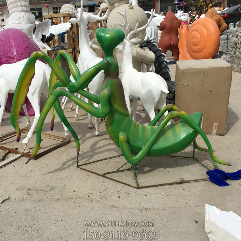 公园摆放的一只绿色的玻璃钢卡通螳螂博鱼网页版