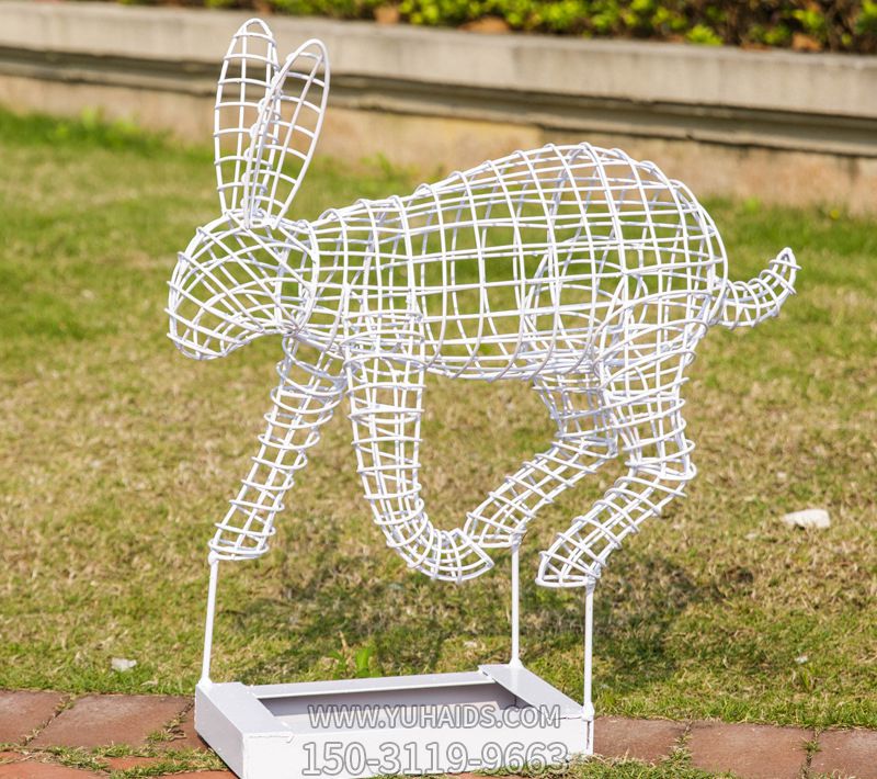 广场创意不锈钢一只行走的兔子博鱼网页版