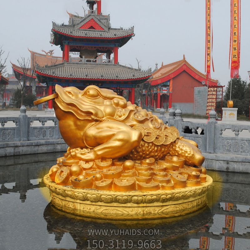 景区里摆放的嘴里叼着钱的玻璃钢喷漆金蟾博鱼网页版