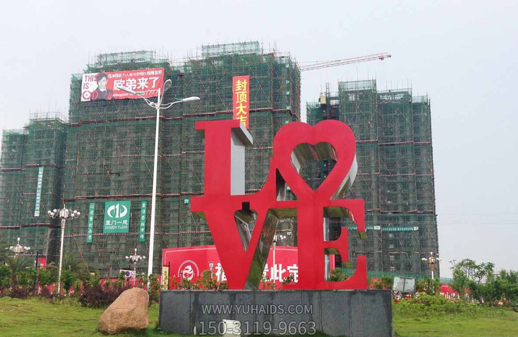 广场摆放的两层红色不锈钢创意LOVE博鱼网页版