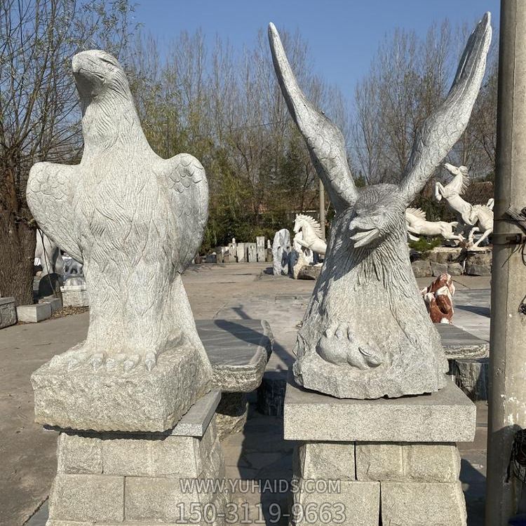 公园摆放两只抽象石雕老鹰博鱼网页版