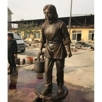 情景小品玻璃钢仿铜提水桶的女性人物博鱼网页版