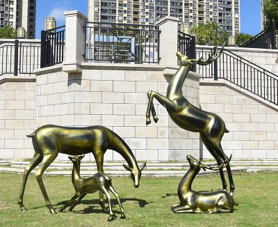 别墅小区不锈钢镜面铜雕一家四口玩耍的鹿博鱼网页版