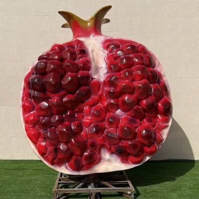玻璃钢仿真石榴博鱼网页版，掰开的半个石榴，红彤彤的石榴籽非常多，寓意多子多福