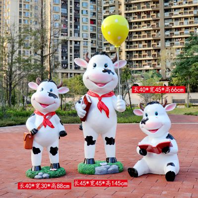 游乐场三只姿态各异的玻璃钢牛博鱼网页版
