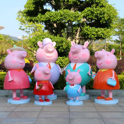 街道上摆放的开心的玻璃钢彩绘佩奇博鱼网页版