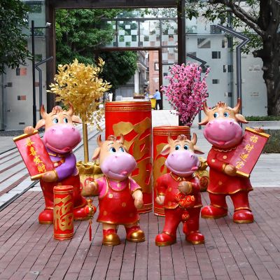 商业街摆放一群恭喜发财玻璃钢牛博鱼网页版