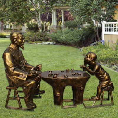 玻璃钢仿铜老人和小孩下象棋博鱼网页版 