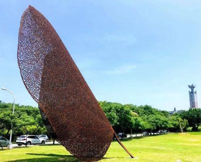 公园草坪摆放不锈钢铁艺镂空树叶景观博鱼网页版