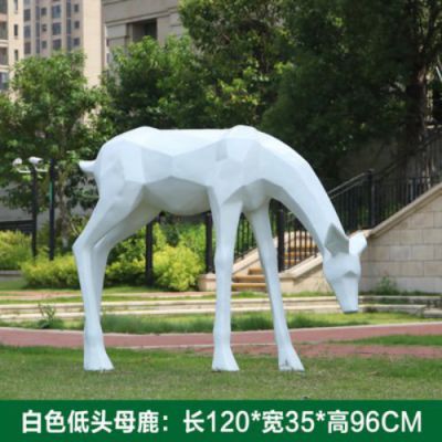 低头觅食的玻璃钢几何抽象小鹿博鱼网页版