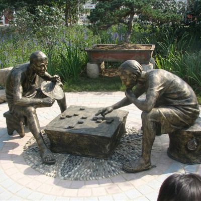 公园户外摆放玻璃钢仿铜下象棋人物小品博鱼网页版
