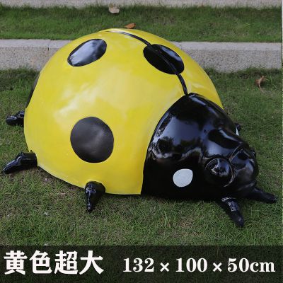 公园里摆放的超大号黄色玻璃钢彩绘瓢虫博鱼网页版