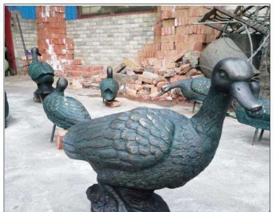 街道上寻食的玻璃钢卡通鸭子博鱼网页版