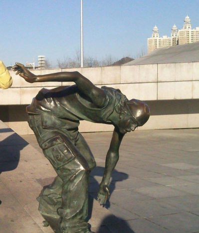 商业街广场滑滑板的青年景观青铜博鱼网页版