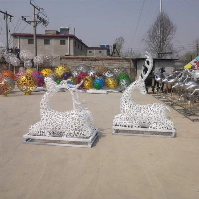 广场景观摆放字母拼接不锈钢镂空鹿博鱼网页版