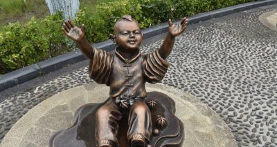 公园小男孩和核桃人物铜雕儿童博鱼网页版