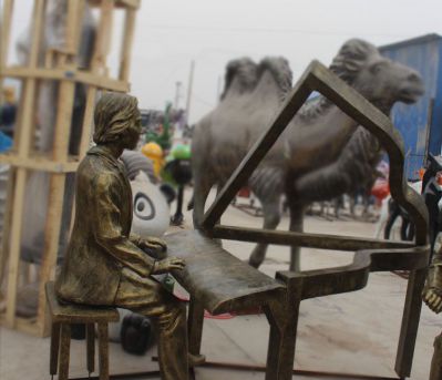 城市街道一位钢琴表演黄铜抽象钢琴博鱼网页版