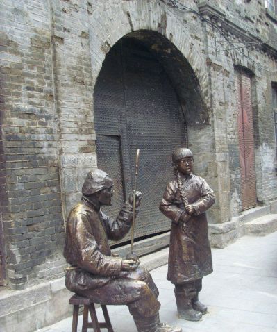 步行街胡同铜雕唱歌拉二胡博鱼网页版