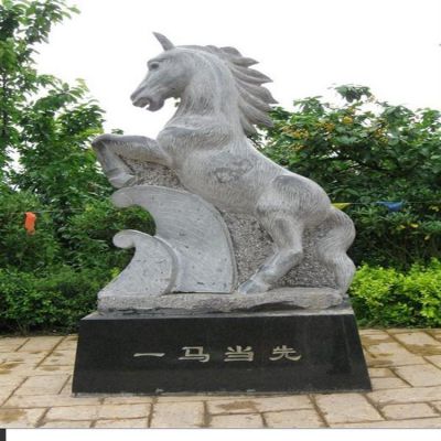 广场摆放天然大理石雕刻一马当先主题马动物博鱼网页版