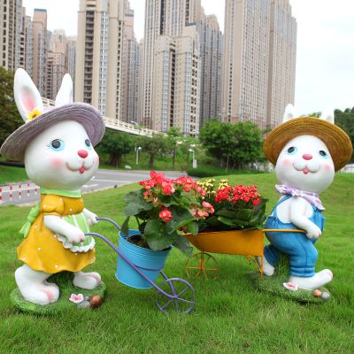 庭院花园推小车的两只卡通兔子博鱼网页版