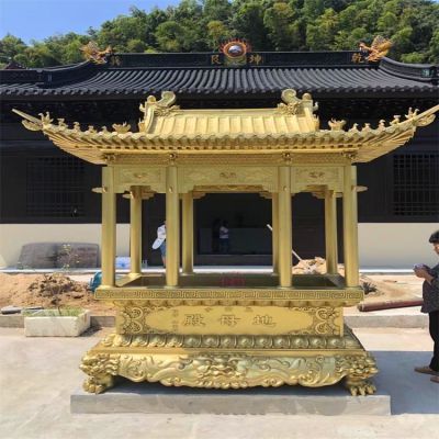 大殿前摆放铸铜镀金上香祈福香炉博鱼网页版