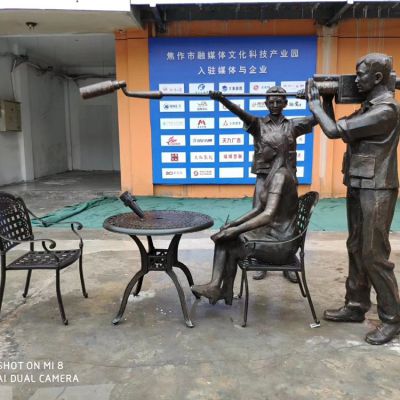 企业摆放玻璃钢仿铜新闻采访人物主题小品博鱼网页版
