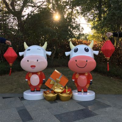 园林两只站立的玻璃钢彩绘牛博鱼网页版