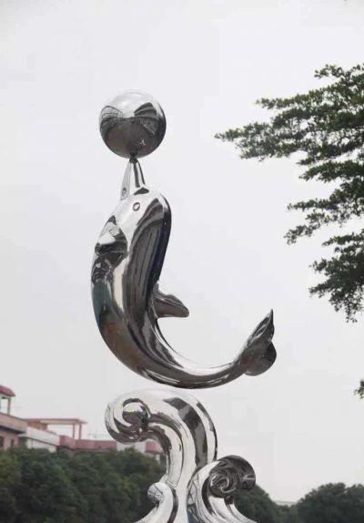 广场一只大号玩球的不锈钢海豚博鱼网页版