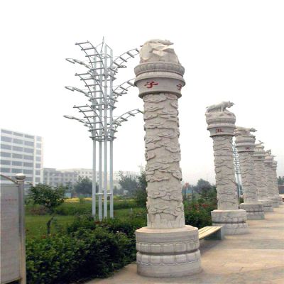 公园摆放古代生肖石雕龙柱