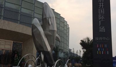 广场两只跳跃的不锈钢海豚博鱼网页版