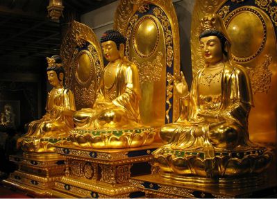 寺庙不锈钢泛着金光的如来佛祖博鱼网页版