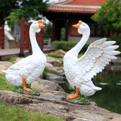 庭院湖边嬉戏玻璃钢仿真动物博鱼网页版
