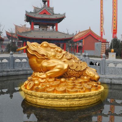 景区里摆放的嘴里叼着钱的玻璃钢喷漆金蟾博鱼网页版