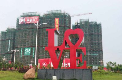 广场摆放的两层红色不锈钢创意LOVE博鱼网页版
