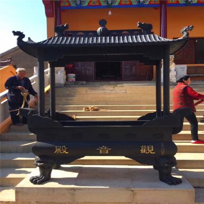 观音殿门前摆放铸铁长形宝鼎香炉