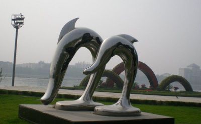 大型户外两个不锈钢弯腰的海豚博鱼网页版