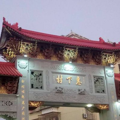 村口摆放青石浮雕门楼牌坊