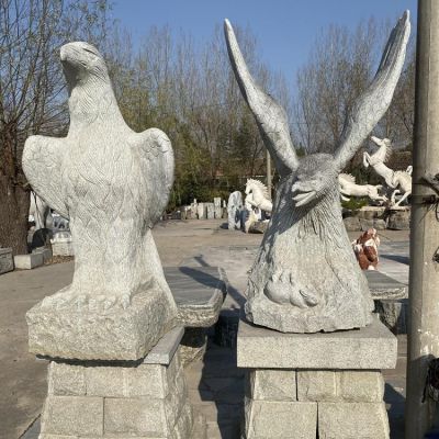 公园摆放两只抽象石雕老鹰博鱼网页版