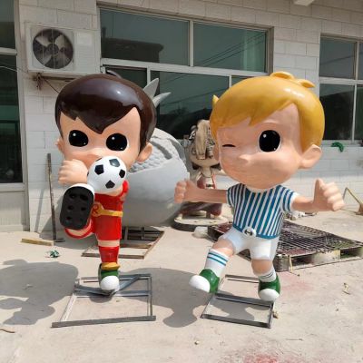 幼儿园商场玻璃钢户外园林踢足球的卡通人物景观