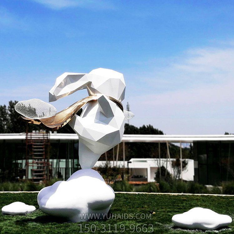 脚踩祥云的不锈钢几何抽象兔子博鱼网页版