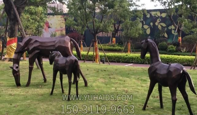 公园里摆放的一大两小玻璃钢创意马群博鱼网页版