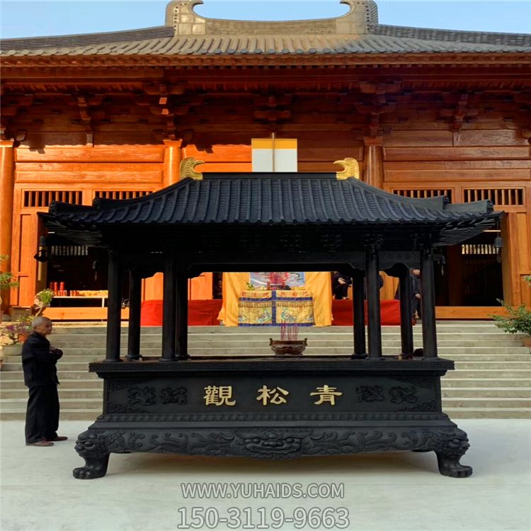 青松观大殿前摆放铸铁长形带盖烧纸香炉博鱼网页版