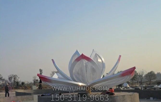 户外广场不锈钢镜面盛开的荷花博鱼网页版