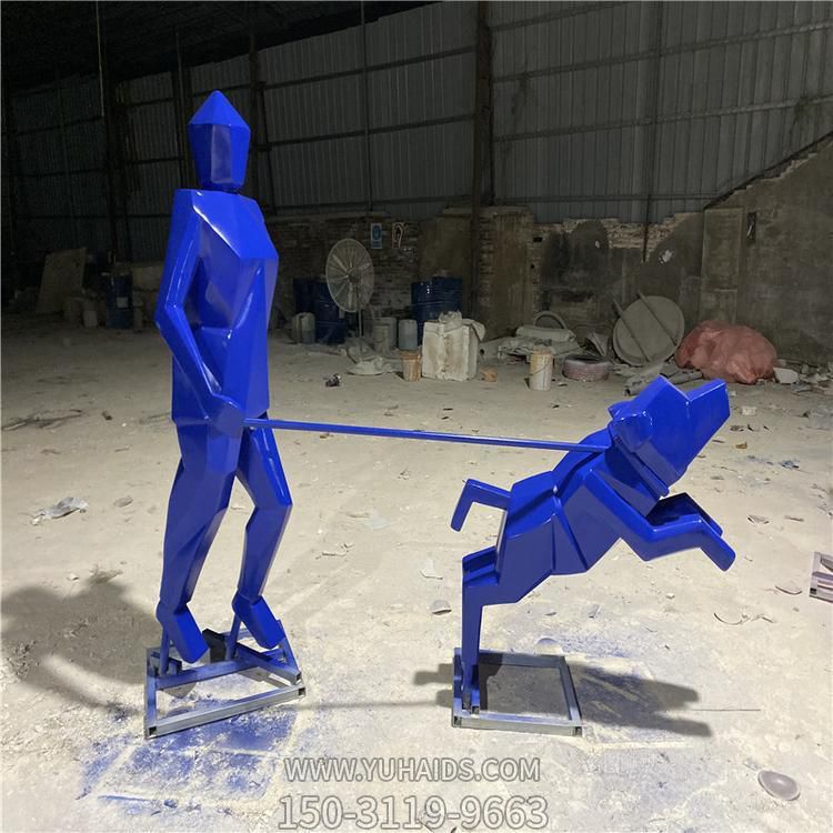 不锈钢彩绘户外商业街街头创意遛狗的人物景观博鱼网页版