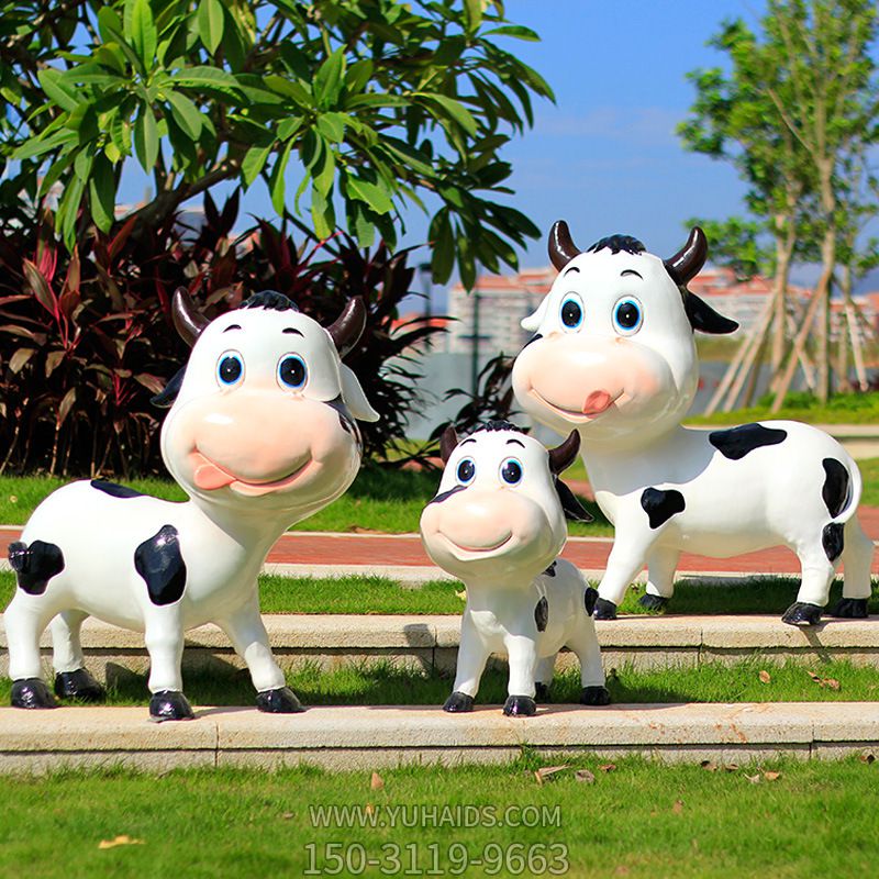公园摆放一家三口玻璃钢牛博鱼网页版