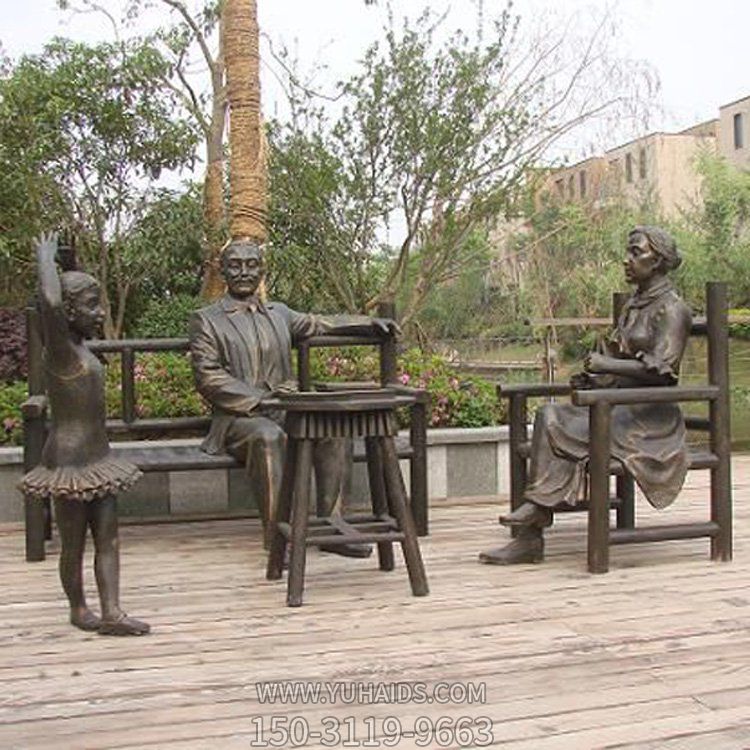 户外园林公园情景小品玻璃钢仿铜一家三口人物景观摆件博鱼网页版
