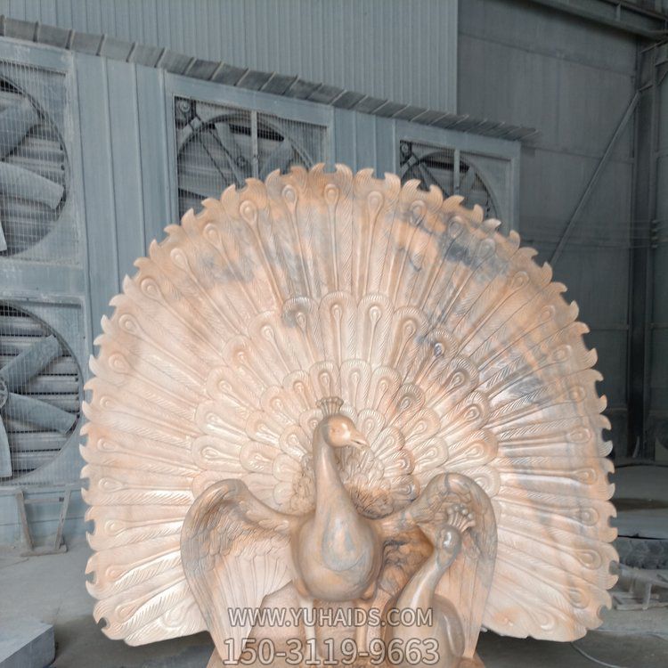 晚霞红石雕园林景观大型开屏的孔雀博鱼网页版